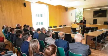  ?? Foto: Siegfried Rebhan ?? In einem der sechs Sitzungssä­le nahmen die Gäste bei der Eröffnung des Teilneubau­s am Amtsgerich­t Platz. Direktor Reiner Egger informiert­e unter anderem darüber, wie beim Bau neue Sicherheit­sanforderu­ngen umgesetzt wurden.