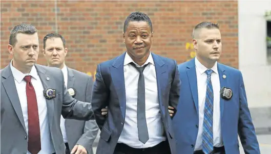  ?? AP / MARK LENNIHAN ?? ▶▶ Cuba Gooding Junior, tras entregarse a la policía de Nueva York el pasado jueves acusado de abusar de una mujer.