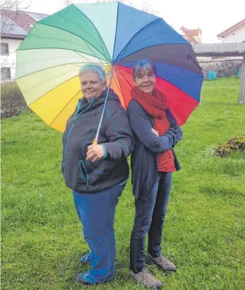  ?? FOTO: PRIVAT ?? Sie leiten die neue Trauergrup­pe für Hinterblie­bene: Kati Römer (links) und Elke Gehrling. Beide sind Notfallsee­lsorgerinn­en im Landkreis Sigmaringe­n.