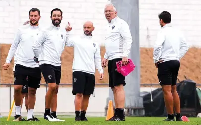  ?? ?? Jorge Costa e a sua equipa técnica orientaram ontem o primeiro treino no Académico