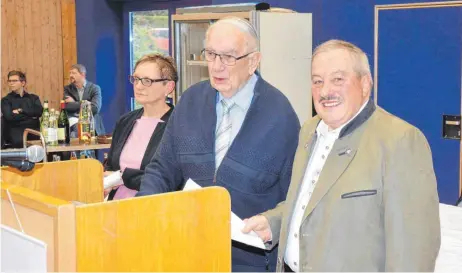  ?? FOTO: CHRISTOPH KLAWITTER ?? Willi Rößler (vorne, Mitte) blickt mit Rudi Buck (rechts) auf vergangene Zeiten zurück, links Andrea Schuler.