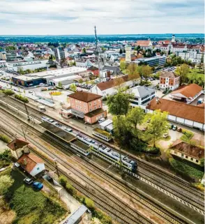  ??  ?? Es ist ein Wunsch vieler Bürgerinne­n und Bürger, dass die Gleise am Dillinger Bahnhof barrierefr­ei erreicht werden können. Nun ist Licht am Ende des Tunnels: 2023 soll der Ausbau starten.