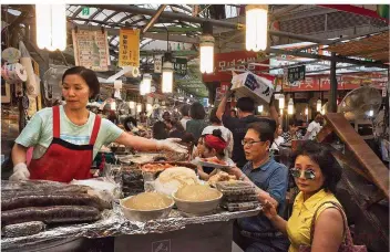  ??  ?? Blickpunkt Südkorea: Trotz der Drohungen aus dem Norden geht im Süden des geteilten Landes der Alltag weiter, wie hier auf dem Markt in Seoul. Denn seit dem Ende des Korea-Kriegs 1953 schwelt es in der Konfliktre­gion.
FOTO: JONES/AFP