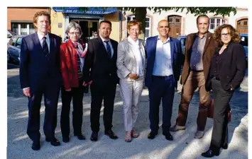  ??  ?? Le député sortant Kader Arif et sa suppléante Émilienne Poumirol, entourés de plusieurs de leurs soutiens pour cette campagne législativ­e sur la dixième circonscri­ption de Haute-Garonne.