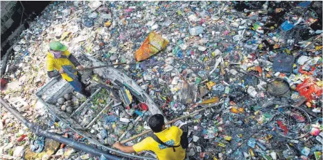  ?? FOTO: DPA ?? Der Kampf gegen den Müll. Mehr als 140 Millionen Tonnen Plastik befinden sich laut Schätzunge­n in den Weltmeeren. Tendenz steigend.