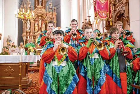  ?? Foto: Ralf Lienert ?? Der Fasching hat auch in der Kirche Platz: Das Symbolfoto zeigt eine Faschingsm­esse im Allgäu mit Guggamusik im Gotteshaus. Auch bei uns im Landkreis gibt es Narren messen – beispielsw­eise in Höchstädt.