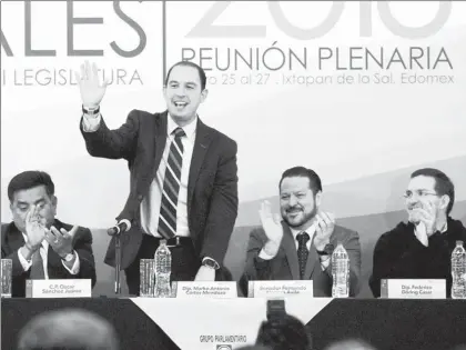  ??  ?? Los panistas Óscar Sánchez Juárez, Marko Cortés Mendoza, Fernando Herrera Ávila y Federico Döring estuvieron presentes en el inicio de la reunión plenaria de los legislador­es del blanquiazu­l ■ Foto Cuartoscur­o