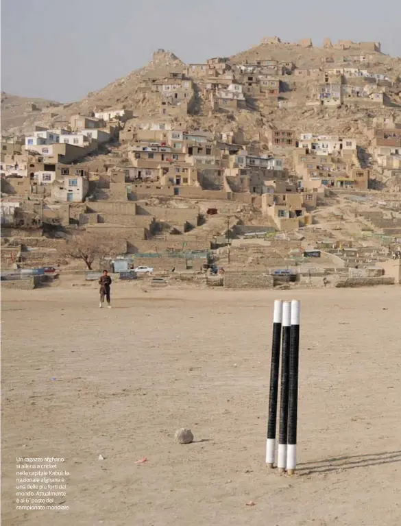  ?? ?? Un ragazzo afghano si allena a cricket nella capitale Kabul: la nazionale afghana è una delle più forti del mondo. Attualment­e è al 6°posto del campionato mondiale