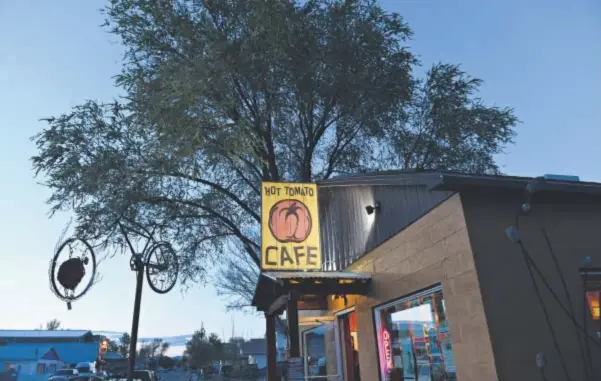  ??  ?? The Hot Tomato combines beer and bikes in a friendly atmosphere near Fruita.