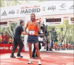  ??  ?? SONRIENTE. Chema Martínez, al llegar a la meta en la maratón.