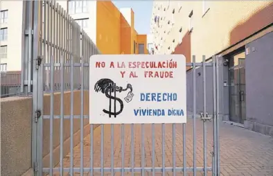 ?? J. ISERTE ?? Desahucio previsto en la calle Alfred Giner Sorolla, en Castelló, en la zona de la UJI, en febrero de este año. ▶▶