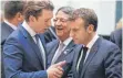  ?? FOTO: DPA ?? Frankreich­s Präsident Emmanuel Macron (r.), im Gespräch mit dem österreich­ischen Kanzler Sebastian Kurz.