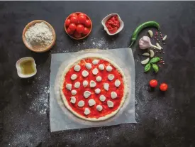  ?? FOTO:MOSTPHOTOS ?? En klassisk pizza tillverkas av enkla men rena råvaror, som durumvetem­jöl, olivolja, tomatpuré, basilika, vitlök och mozzarella­ost.