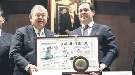  ??  ?? Édgar Elías Azar, magistrado presidente del TSJ, y el director general de la Lotería Nacional para la Asistencia Pública, Pedro Pablo Treviño Villareal, presentaro­n el billete de la lotería del sorteo que se celebró ayer mismo.