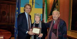  ??  ?? Insieme da 65 anni Il sindaco Sboarina con Silvana e Giovanni Giacometti A destra, Roberto Puliero