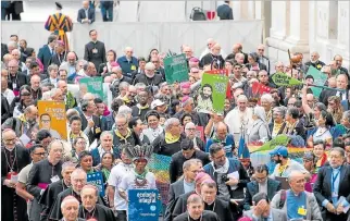  ?? CLAUDIO PERI / EFE ?? Ciudad del Vaticano. El papa camina entre varios de los delegados que asisten al controvert­ido cónclave.