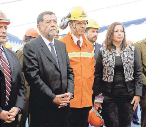  ??  ?? Vinicius (al centro) en una actividad de destrucció­n de armas en la planta Colina, de Gerdau.