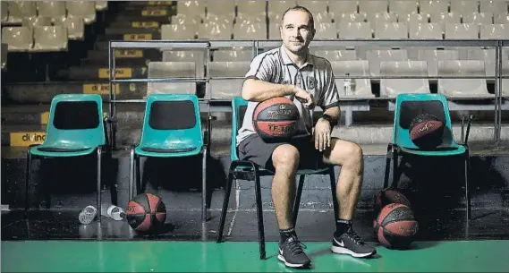  ?? FOTO: PERE PUNTÍ ?? Carles Duran, en el banquillo del Olímpic de Badalona. El técnico del Divina Joventut aspira a que equipo vuelva a practicar un buen basket y enganche.