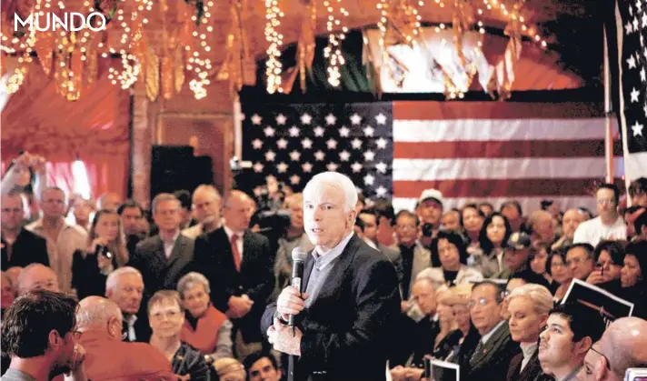  ??  ?? ► John McCain se dirige a un grupo de seguidores durante el acto de campaña celebrado en San Antonio, Texas, en marzo de 2008.