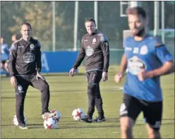  ??  ?? YA EJERCE. Cristóbal Parralo dirigó ayer el entrenamie­nto del Depor.