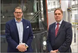  ??  ?? NÖJDA. Pekka Sirviö, vd på Tampereen Ratikat och Juha Vierros vd på Škoda Transtech har kommit överens om upphandlin­gen av 19 spårvagnar.