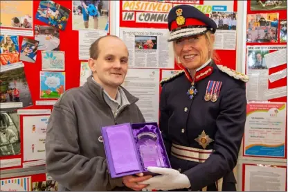  ?? ?? KINGS AWARD: Lord Lieutenant of South Yorkshire, Dame Hillary Chapman, pictured presenting the King’s Award to Hope in the Community’s Peter Robertshaw. PD092937