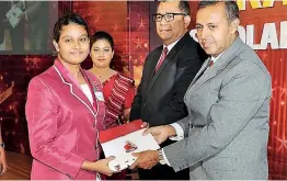  ??  ?? Some of the beneficiar­y students receiving Ceylinco Life Pranama scholarshi­ps from the chief guest Prof. Kapila Perera