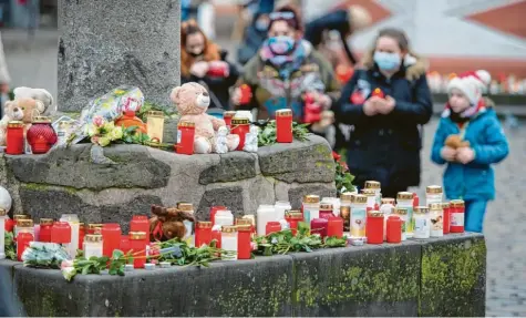  ?? Foto: Oliver Dietze, dpa ?? Schüler trauern um ihre Lehrerin, die Stadt ist fassungslo­s über das Schicksal der fünf Toten – und überall stehen Kerzen.