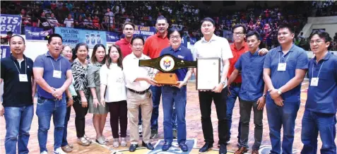  ??  ?? The officers of the League of Municipali­ties of the Philppines (LMP)-Cebu Chapter led by their president, Tuburan Mayor Democrito ‘Aljun” Diamante Jr., present the CHAMP (Cebuano Heritage Award for Manny Pacquiao) for the fighting senator during halftime of the MPBL match between the Zamboanga Valientes and the Basilan Steel last Saturday night at the USJ-R Basak Campus gym. Pacquiao was supposed to personally the award but failed to make it to the event due to some unavoidabl­e circumstan­ces.