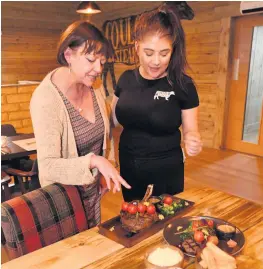  ??  ?? A cut above Server Mirren Hannah explains the virtues of the Tomahawk to Reformer reporter Niki Tennant