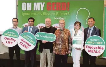  ??  ?? TUN Abdullah Ahmad Badawi (tiga dari kanan) bersama Dr Vagif (tiga dari kiri) ditemani bekas pesakit GERD (kiri sekali), Dr Raja Affendi dan Swanee Teh pada forum kesihatan ‘Oh My Gerd!.