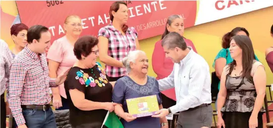  ??  ?? Miguel Ángel Riquelme Solís ya empezó a entregar los apoyos del programa "La Mera Mera" /Cortesía