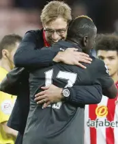  ?? REUTERS ?? Klopp abbraccia Sakho a fine gara: il Liverpool va