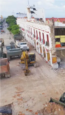  ??  ?? Militares limpian el terreno donde se asentaba el histórico palacio municipal de Juchitán, Oaxaca, que se derrumbó el pasado jueves con el sismo de 8.2 grados.