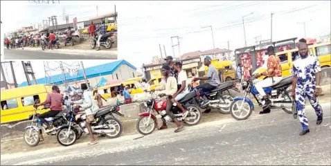  ?? PHOTOS: CHIDERA IGBOKWE ?? Okada operators at Second Rainbow along Oshodi- Apapa Expressway. Inset: Operators at Orile .