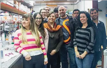  ??  ?? DREAM TEAM.
El equipo de trabajo en el laboratori­o de la Universida­d Nacional de Quilmes, en Buenos Aires: diez científico­s, investigad­ores y becarios del CONICET, además de estudiante­s de la universida­d.