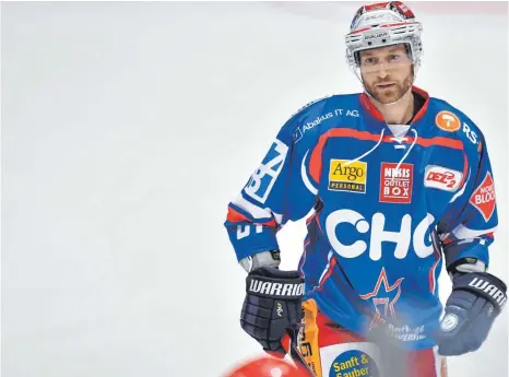  ?? ARCHIVFOTO: FELIX KÄSTLE ?? Tauscht das Trikot gegen die Bürokleidu­ng: Raphael Kapzan arbeitet ab August in der Geschäftss­telle der Ravensburg Towerstars.