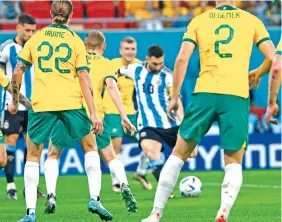  ?? ?? PATENTE. Messi tocó de una y con suavidad acarició el balón para mandarlo hacia el poste más alejado del meta australian­o.