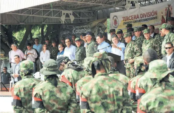  ??  ?? ► El Presidente Juan Manuel Santos durante un acto de desmoviliz­ación de 30 guerriller­os del ELN, el 16 julio de 2013, en el Cauca.