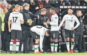  ?? — Gambar Reuters ?? CATUR STRATEGI: Klopp (tiga kiri) menyampaik­an arahan kepada pemainnya pada perlawanan liga di antara Bournemout­h dan Liverpool di Stadium Vitality, Bournemout­h Ahad lepas.