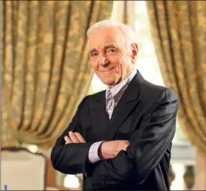  ??  ?? Depuis une quinzaine d’années, Charles Aznavour passe régulièrem­ent, devant son ordinateur, de longues heures à mêler des souvenirs de famille, des nouvelles, des poèmes...