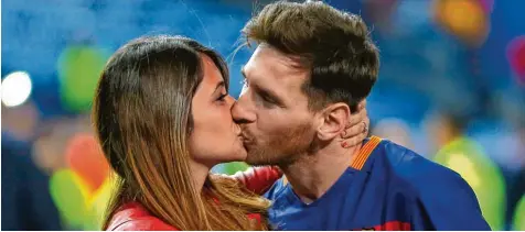  ?? Foto: Francisco Seco, AP, dpa ?? Eine Jugendlieb­e: Der argentinis­che Fußballpro­fi Lionel Messi küsst im Mai 2016 im Vicente Calderón Stadion in Madrid seine Freundin Antonella Roccuzzo. Jetzt sind sie ver heiratet.