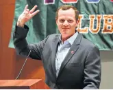  ?? Steve Gonzales / Chronicle ?? Major Applewhite tells those at Wednesday’s Touchdown Club of Houston luncheon that UH will be more athletic at coach.