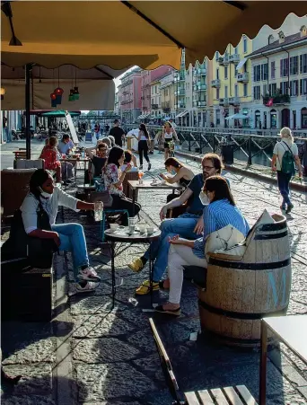  ?? (Fotogramma) ?? Sui Navigli
Aperitivo a Milano dopo l’ordinanza del sindaco che vieta la vendita di alcolici da asporto dalle 19