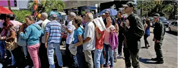  ?? (Sipa) ?? Venezolano­s haciendo cola delante de un supermerca­do en Caracas.