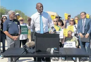  ?? CARLINE JEAN/SUN SENTINEL ?? Mayor Wayne Messam, center, and local elected leaders, Everglades restoratio­n and clean energy advocates, and concerned citizens express opposition to the Kanter Real Estate oil drilling proposal and call on the governor, the legislatur­e, and the public to support the efforts to stop Kanter’s plan.