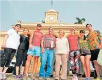  ??  ?? Plogging. La alcaldesa Milena de Escalón y un grupo de corredores que ayer participar­on en los festejos patronales.