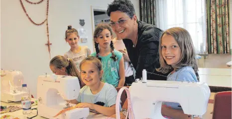  ?? FOTO: SABINE RÖSCH ?? Kindernähk­urse bei Bekleidung­stechniker­in Monika Guhl sind immer beliebt und gehören zum festen Bestandtei­l des Kursangebo­tes der Akademie Lauchertta­l.
