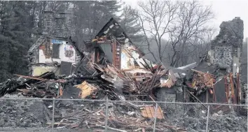  ?? PHOTOS AGENCE QMI, SIMON DESSUREAUL­T ?? Mascouche a procédé le 16 novembre à la démolition d’un manoir seigneuria­l dont la constructi­on remonte à la fin des années 1700. La photo du haut prise en août 2018 montre le manoir encore debout, même s’il était à l’abandon. La photo du bas montre le manoir alors qu’il venait tout juste d’être démoli la semaine dernière.