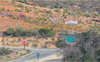  ?? Foto: Hannes Visser ?? Die advertensi­eborde in die veld meer as twee maande nadat hulle in opdrag van die departemen­t van vervoer verwyder is.